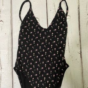 Adorable ribbed floral body suit!